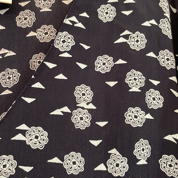 Kathy Lee Woman, 18W/20W, navy geometric print blouse - Picture 2 of 5